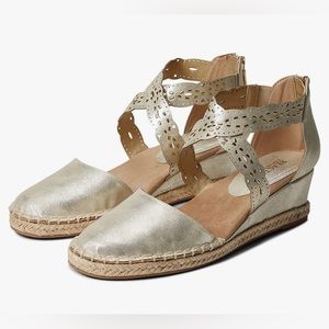 Kenneth Cole Reaction Women's Clo X Band WDG Laser Cut Sandal Loafer